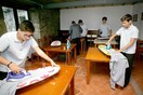 Σχολείο στην Ισπανία διδάσκει στα αγόρια πώς να κάνουν δουλειές του σπιτιού
