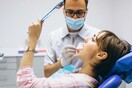 Kορωνοϊός: Οι οδοντίατροι βλέπουν περισσότερους ασθενείς με ραγισμένα δόντια - Αιτία, το στρες της πανδημίας