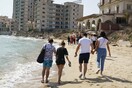 Guardian: «Τρομερή μέρα» - Οργή για τις εικόνες που δείχνουν την παραλία των Βαρωσίων ανοιχτή