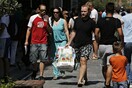 Αισθητά αυξημένη σήμερα η κίνηση στο εμπορικό κέντρο της Αθήνας, σύμφωνα με το ΑΠΕ