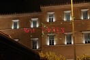 «Εγραψαν» με λέιζερ το σύνθημα «κλέφτες» στον τοίχο της Βουλής
