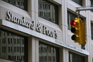 Ο οίκος S&P υποβάθμισε τρεις μεγάλες ευρωπαϊκές τράπεζες