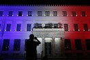 Το δημαρχείο της Αθήνας τιμά τα θύματα της Νίκαιας και φωτίζεται στα χρώματα της Γαλλικής σημαίας
