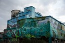 Μια ομάδα μεταμόρφωσε με graffiti το εργοστάσιο της τσιμεντοβιομηχανίας ΤΙΤΑΝ
