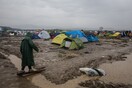 Χιλιάδες πρόσφυγες στο έλεος του καιρού στον λασπότοπο της Ειδομένης