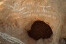 Η Jenny Holzer σμιλεύει τα ρητά της στους βράχους της Ίμπιζα