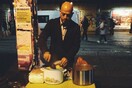 Σύρος πρόσφυγας μοιράζει φαγητό σε αστέγους στη Γερμανία