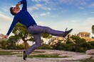 Ένα αγόρι χορεύει popping με θέα την Ακρόπολη
