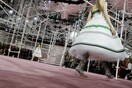 Πώς φτιάχνεται ένα φόρεμα Dior;