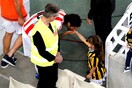 Η πιο όμορφη φωτογραφία του τελικού: To χειροφίλημα του "Τσόρι" Ντομίνγκες στην κορούλα του Μπουονανότε
