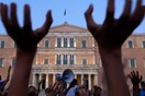 Νew York Times: Ώρα να λήξει η ελληνική τραγωδία του χρέους