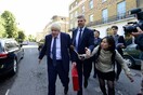 O Mπόρις Τζόνσον φτάνει στο υπουργείο με έκδηλη αμηχανία