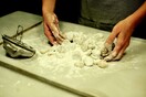 H Φανή «η μπισκοτού» φτιάχνει τα καλύτερα μπισκότα βουτύρου της Αθήνας