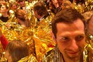 O Ai Weiwei έβαλε ένα δωμάτιο γεμάτο με celebrities να βγάλουν selfies φορώντας ισοθερμικές κουβέρτες