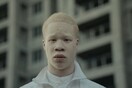 Η πόλη των αλμπίνων: Ο Romain Gavras σκηνοθετεί αριστοτεχνικά το νέο μουσικό βίντεο του Jamie xx