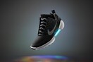 Η Nike μόλις παρουσίασε φουτουριστικά παπούτσια με κορδόνια που σφίγγουν μόνα τους