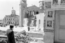 O βομβαρδισμένος ναός της Αγίας Τριάδας στον Πειραιά, τον Μάρτιο του 1946
