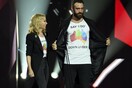 Η Kylie Minogue και η Sia στέλνουν ηχηρά μηνύματα για τους γάμους ομοφύλων