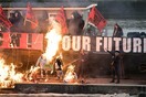 H κηδεία του Punk: Ο Joe Corré έκαψε μια σπάνια συλλογή αξίας πολλών εκατομμυρίων στον Τάμεση