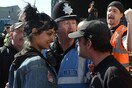 Το κορίτσι που γέλασε μπροστά από τον εξαγριωμένο φασίστα για να υπερασπιστεί μια άλλη γυναίκα
