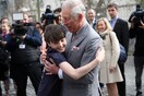 Ο πρίγκιπας Κάρολος έσπασε το βασιλικό πρωτόκολλο για να επιτρέψει σε έναν πιτσιρικά να τον αγκαλιάσει