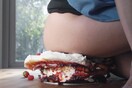 Κυριολεκτικό food porn, ή η ηδονή του να συνθλίβεις μια πάβλοβα με τα οπίσθια σου!