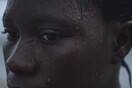 Ενα εκατομμύριο κύματα: Στη Σιέρα Λεόνε η μόνη γυναίκα σέρφερ λέει την πικρή ιστορία της