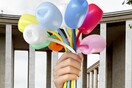 Ο Jeff Koons δωρίζει στο Παρίσι ένα επιβλητικό γλυπτό-σύμβολο για τα θύματα της τρομοκρατίας