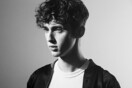 H χαριτωμένη προθέρμανση του Troye Sivan πριν από live