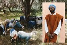 Συνέντευξη με τον καλλιτέχνη που έβαψε μπλε τα πρόβατα