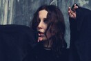 Η Chelsea Wolfe λέει ότι γράφει τραγούδια για στραπατσαρισμένους ανθρώπους