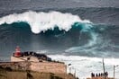 Τα θηριώδη κύματα στην τάφρο της Ναζαρέ, τον απόλυτο προορισμό για τους ατρόμητους surfers