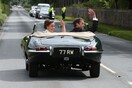 Just Married! - H Πίπα και ο Tζέιμς κάνουν βόλτα με μια vintage Jaguar μετά το γάμο τους