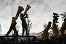 O Γουίλιαμ Κέντριτζ στήνει στη Διονυσίου Αρεοπαγίτου μια πομπή από σκιές
