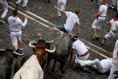 Το πρώτο αίμα στις αμφιλεγόμενες ταυροδρομίες του Σαν Φερμίν - Ταύροι άλλαξαν πορεία και τραυμάτισαν τρεις ανθρώπους
