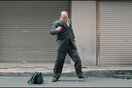 Ο ντροπαλός Θεός του Dance Dance Revolution που έγινε viral στο YouTube