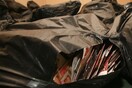 Το ΣΔΟΕ κατέσχεσε εκατοντάδες χιλιάδες πειρατικά CDs και DVDs από κατάστημα στο κέντρο της Αθήνας