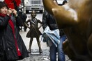 Η επενδυτική εταιρεία που έστησε άγαλμα στην Wall Str. για να καταγγείλει τη μισθολογική ανισότητα, αποκαλύφθηκε ότι την προωθούσε