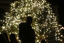 Χριστούγεννα στη Θεσσαλονίκη: 14.000 λαμπάκια στο τεράστιο δέντρο της πλατείας Αριστοτέλους