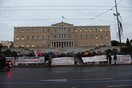 Πορεία του ΠΑΜΕ προς τη Βουλή για τους πλειστηριασμούς - Επεισόδιο με Κουτσούμπα