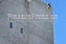 Αίσιο τέλος με τον αλλοδαπό που απειλούσε να αυτοκτονήσει από κτίριο στον Πειραιά