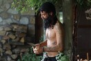 Ο Νίνο έκανε την πιο άβολη μεταμφίεση σε Κρητικό, και οι φωτογραφίες του είναι η απόδειξη