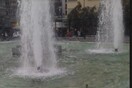 Σκύλος απολαμβάνει βουτιά στο συντριβάνι στο κέντρο της Αθήνας