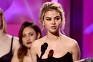 «Μου έσωσε τη ζωή» - Η Selena Gomez ξεσπά σε δάκρυα και αφιερώνει το βραβείο στη γυναίκα που της έδωσε το νεφρό της