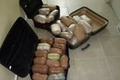 Συνελήφθη 30χρονη που μετέφερε πάνω από 27 κιλά κάνναβης σε βαλίτσες