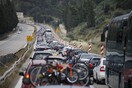 Ταλαιπωρία, ουρές και καθυστερήσεις στις εθνικές οδούς - Μετ' εμποδίων η επιστροφή των εκδρομέων