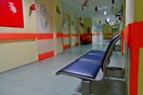 Συναγερμός στην αστυνομία: Η μητέρα που είχε αφήσει το μωρό της σε φλεγόμενο διαμέρισμα, το άρπαξε από το «Παίδων»