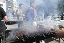 Τσικνοπέμπτη στη Λάρισα - Ουρές για τα 3.000 λουκάνικα που έψησαν