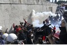 Επεισόδια με χημικά και ένταση έξω από τη Βουλή - Διαδηλωτές προσπάθησαν να εισβάλλουν