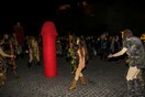 Σάτυροι, μαινάδες και Βακχίδες έκαναν παρέλαση με έναν τεράστιο φαλλό στο ιστορικό κέντρο της Αθήνας